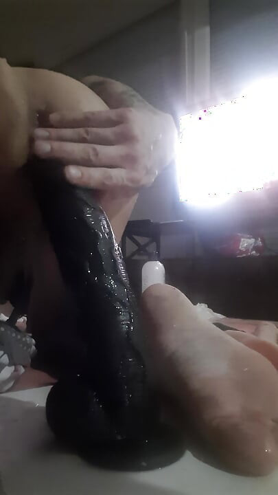 Шлюшка принимает большой дилдо на спину