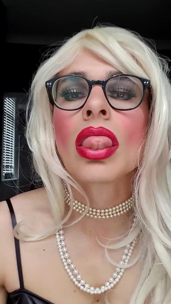 穿着我的黑色缎面礼服戏弄你, 全妆, 珍珠, 歌剧皮手套, 丝袜, 吊带, 珍珠, 贞操, 金发女郎