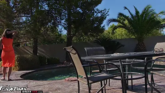 di pinggir kolam renang