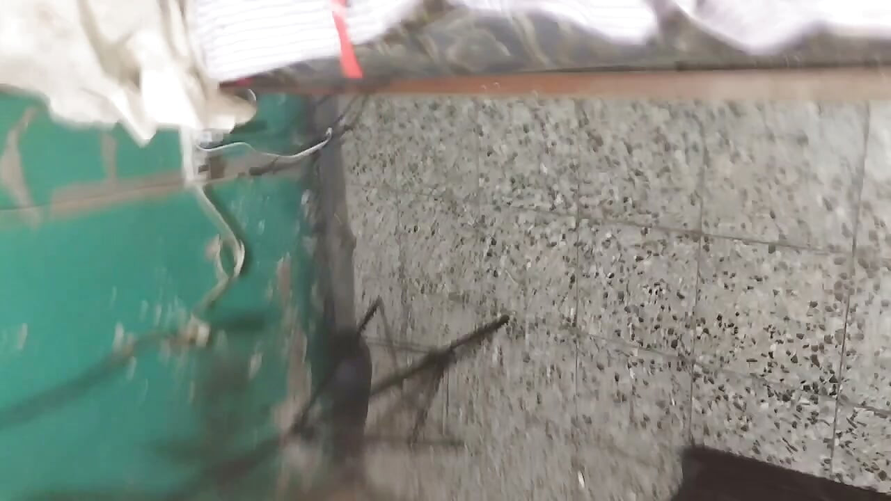 Milf matură supusă cu fund mare este legată de mâini și picioare și primește pula