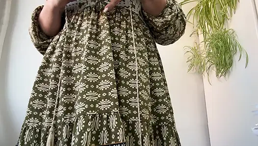 Horny mature stepmom in stockings and high heels masturbates and puts her foot on the desk