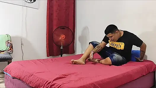 Aku ngasih pijat kaki abang tiriku waktu kontolnya keras banget, dan aku memekku enak banget, jadi kami aku habis-habisan