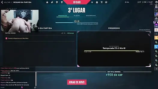 Oynuyor, onları sikiyorum