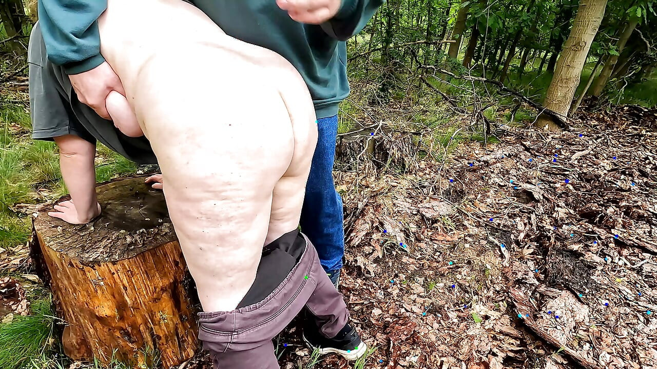 Seluar dalam dalam hutan dan pukulan pantat