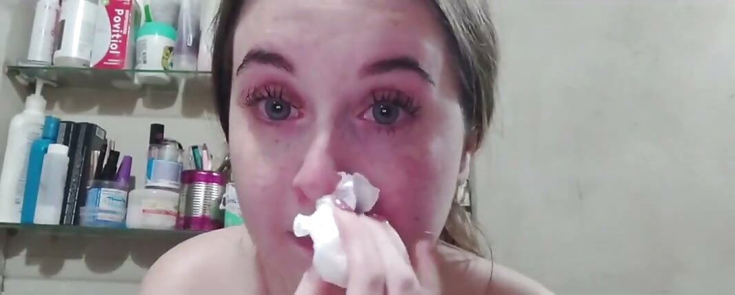 Am pus aceste lentile de contact și când am făcut-o, am o alergie în nas și am început să strănut