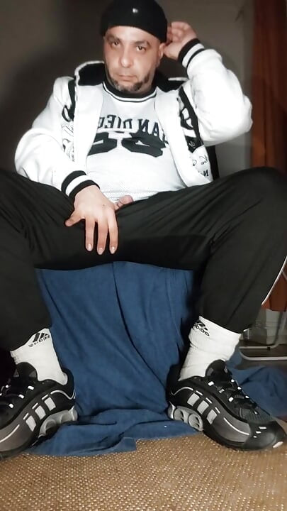 Dregsau Dj-bro apni paint men peshab karti hai.