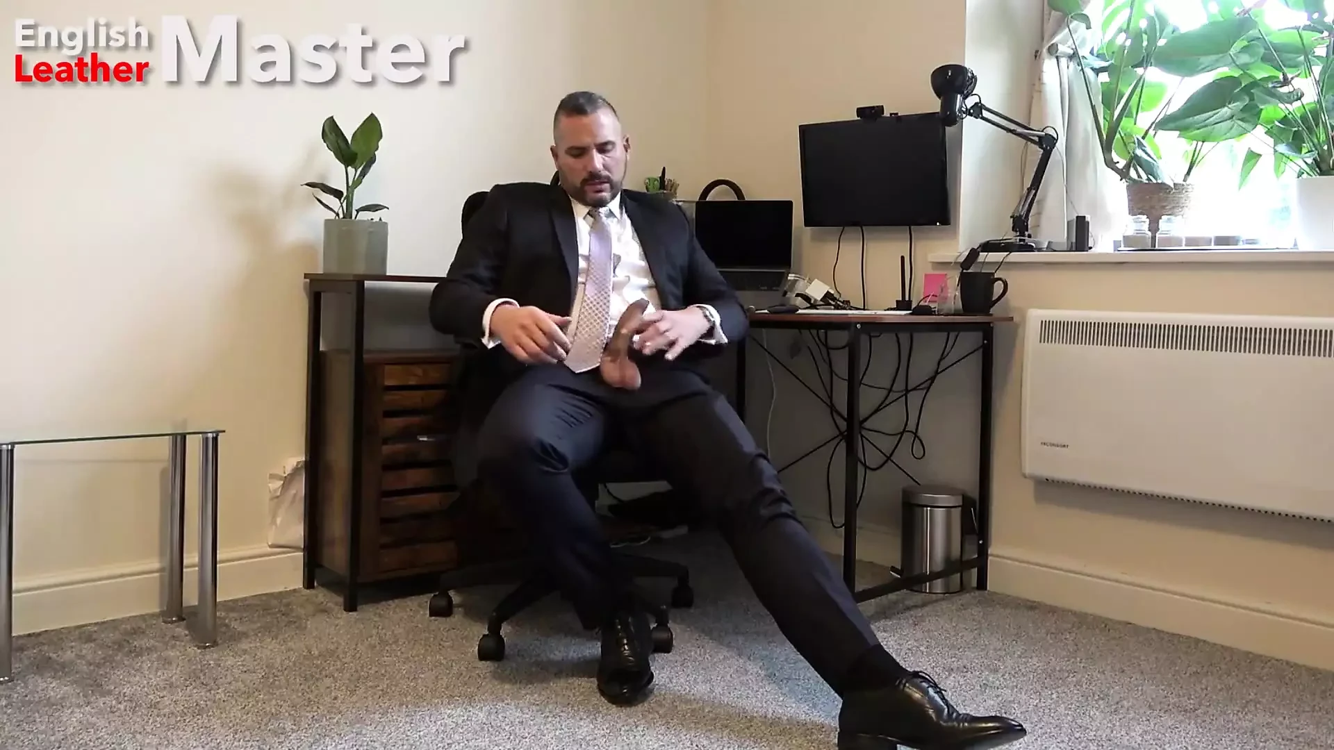 Vhodný šéf honí neoholeného ptáka a stříká na formální boty