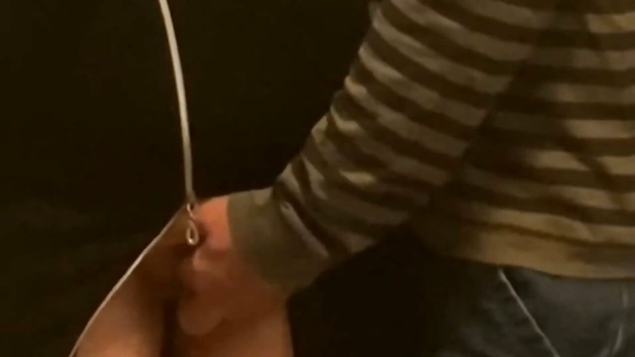 ajanbi boodha aadmi apni choot men ungli daalta hai