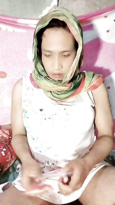 Waria hijab bercinta dengan terong dan onani