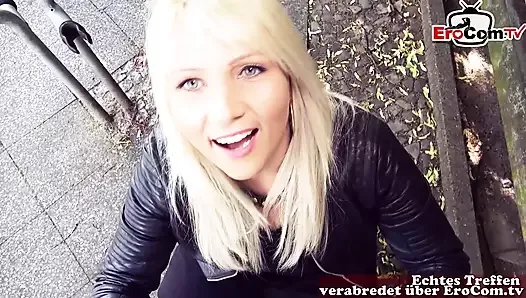 Une MILF allemande blonde pulpeuse se fait draguer et baiser en public