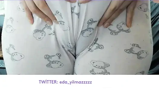 CAMELTOE- MEMEK BENGKAK- MENGGOSOK MEMEK DENGAN PIYAMA