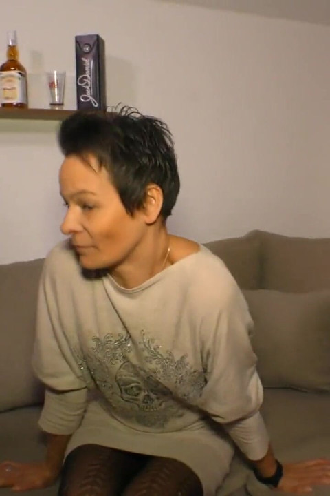 สาวสีผมสั้นผมบรูเน็ตเซ็กซี่ในถุงน่องดูดและเย็ดหนุ่มผมสีเทาที่เธอเจอบนบันได