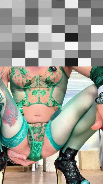 Slatki femboy s vrlo seksi čarapama pokazuje gaćice vani