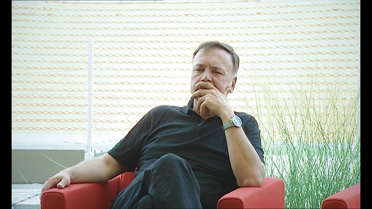 Camorrista позволяет двум телохранителям трахать его женщину