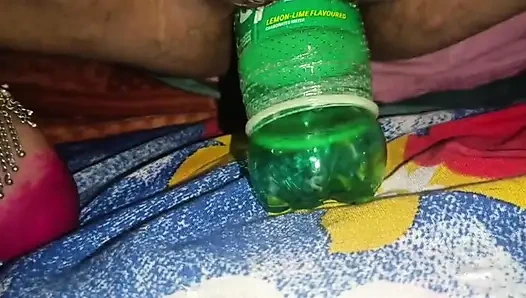 Echter bangladeschisches dorfmädchen-spaß mit Sprite Flasche Desi action 2026
