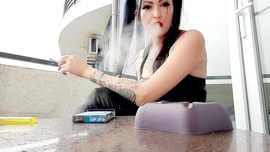 I love to smoke and know that it excites your sexual desire.