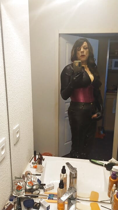 Drkanje u kožnom kombinezonu