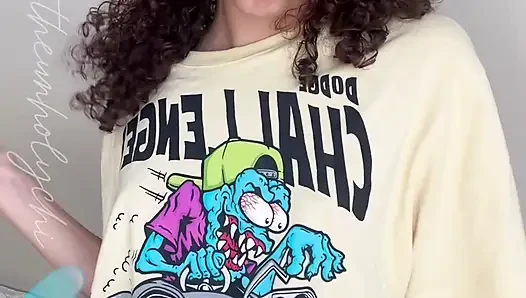 Goddess Chi fışkırtarak boşalmasını sunuyor