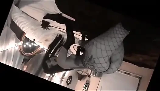 Сатана трахает себя ядом в попе