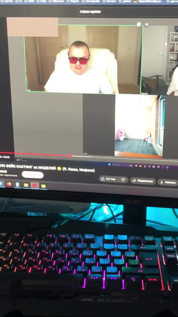 Detik meleleh dari "sudut pandangan pertama: dia tidak dapat saya semasa saya streaming - dikongkek tekaknya di bawah meja"