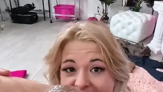 Nicole Nichols Bryan'ın götünü yalamak için dizlerinin üstüne çöküyor!