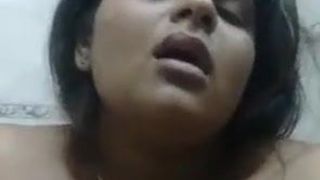 Desi slet Bhabhi masturebating in de badkamer