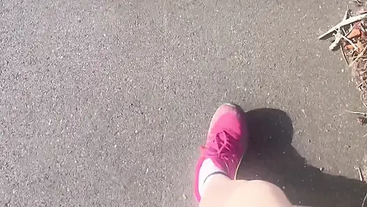 Стираю мои потные ступни после бега