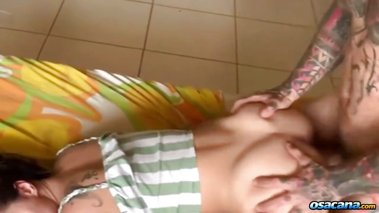 فتاة نحيفة ساخنة تجلس على زب كبير