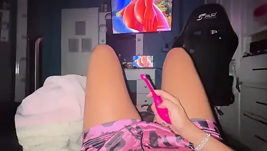 Hentai-Pornos zu schauen heizt sie sehr auf, ihre Muschi wollen wir die im Gefängnis haben