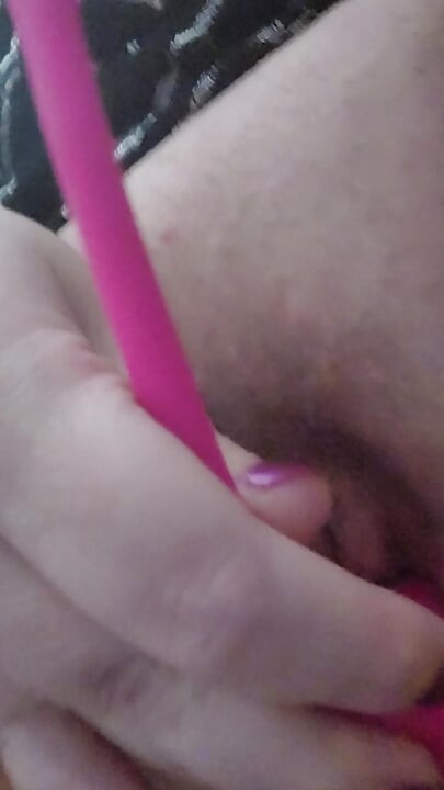 Sexy milfka s křivkami umožňuje anonymnímu muži ovládat její Svěží atmosféra Bluetooth Til She Cums