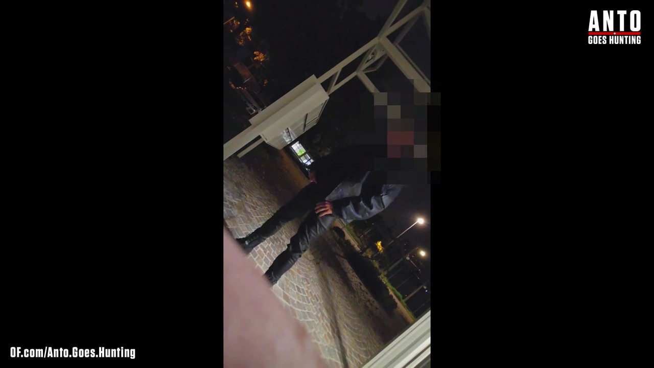 另一个保安走近并说服