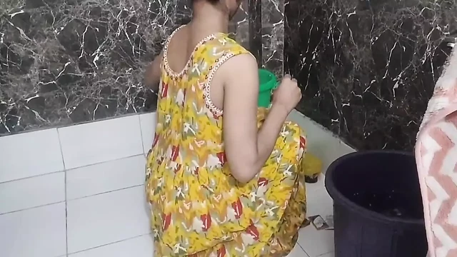 College hostel me ladkiyan ka bathroom MMS video bna liya