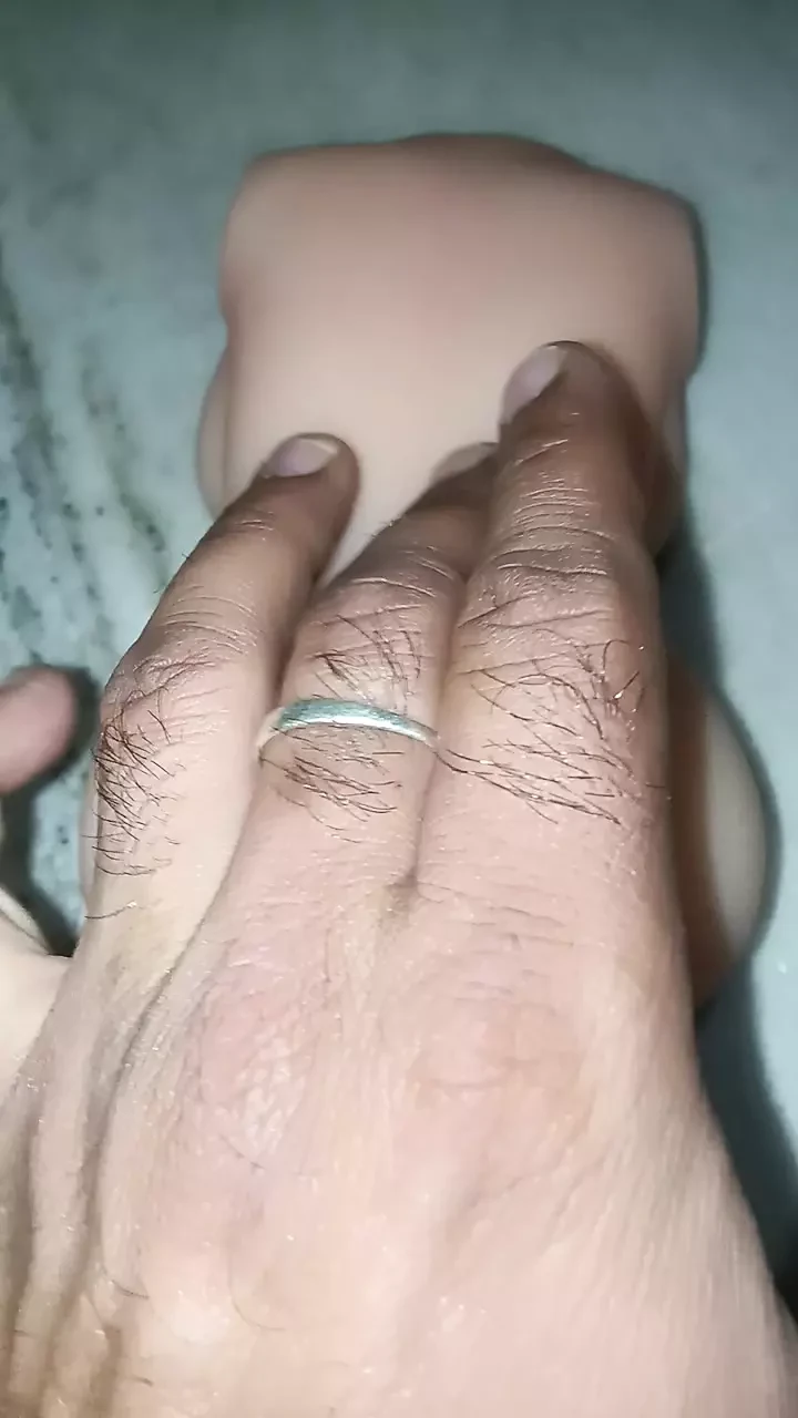 Budak lelaki bermain dengan pepek patung seks