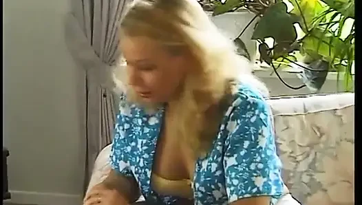 Gadis remaja rambut cokelat ngentot kontol pria yang lebih tua