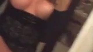 Garota sexy se masturbando diante de um espelho