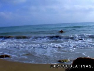 Bionda latina scopata nel culo in spiaggia da un ragazzo bloccato