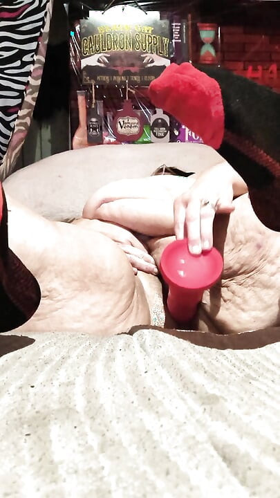 Solo en sus calcetines ella viene en su gruesa polla carnosa