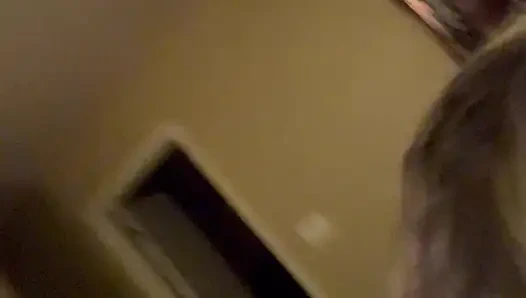 İtaatkar sarışın olgun domalmayı seviyor