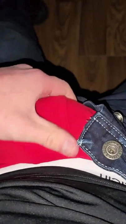 ドイツ人の声がボスの椅子から唸る...チンコが脈打っている...赤いボクサー...精液が爆発する |クリップ1