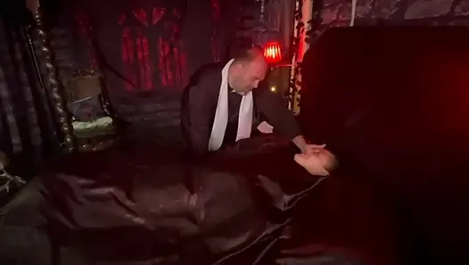 Bölüm 1:- Kraliçe vampir rahibi yarak emen bir fahişeye dönüştürüyor!