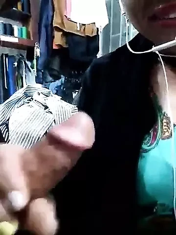 Chupando mientras habla con el esposo