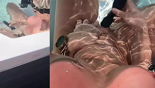 Pov lucu milf dengan mainan favoritnya di jacuzzi pip di belakang layar bagaimana video dibuat