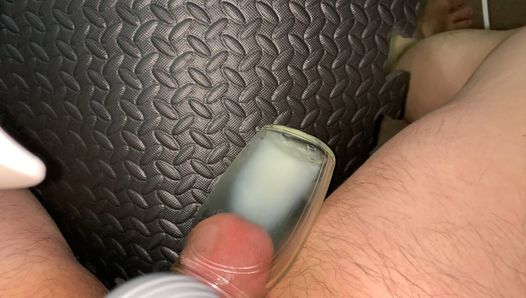 Küçük penis vibratörle küçük bir şişeye boşalıyor
