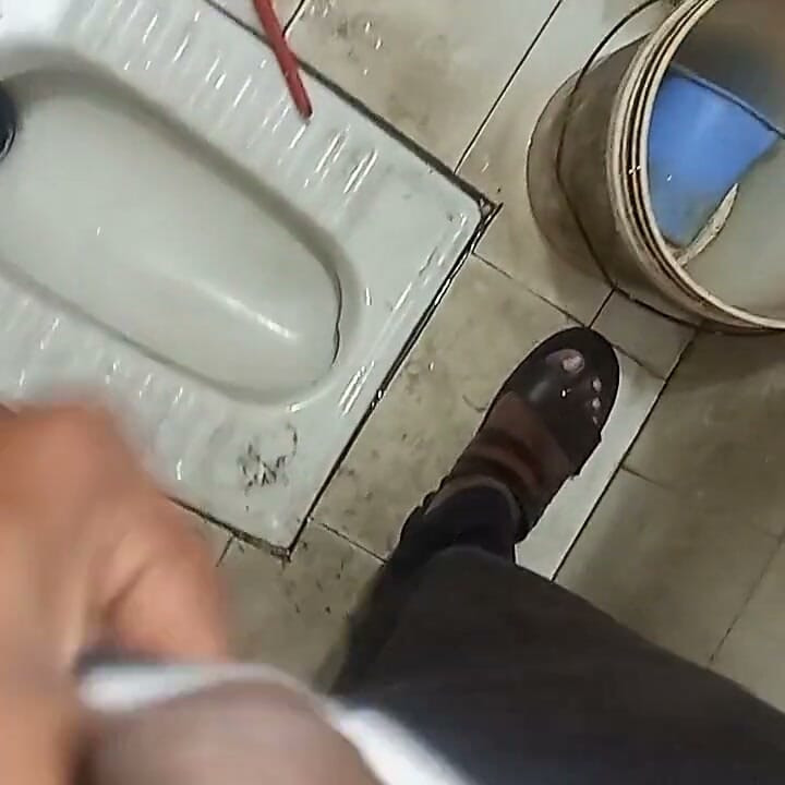 Indische desi-freundin fickt muschi mit küssenden lippen