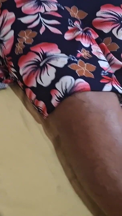 Milf stiefmutter während sie auf dem bett ruht | Clip 2