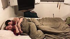 La sexy matrigna condivide il letto con il figliastro