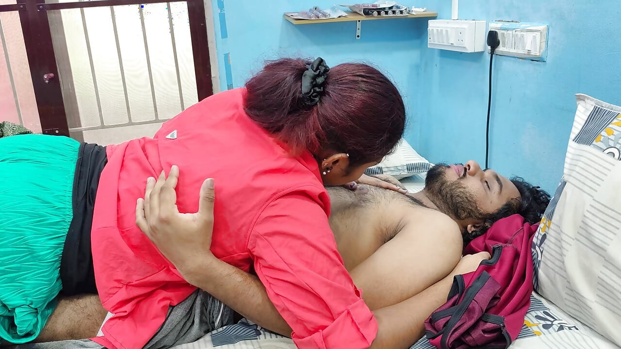 Menina chupa peito de garoto e garoto removendo vestido de menina quente romance
