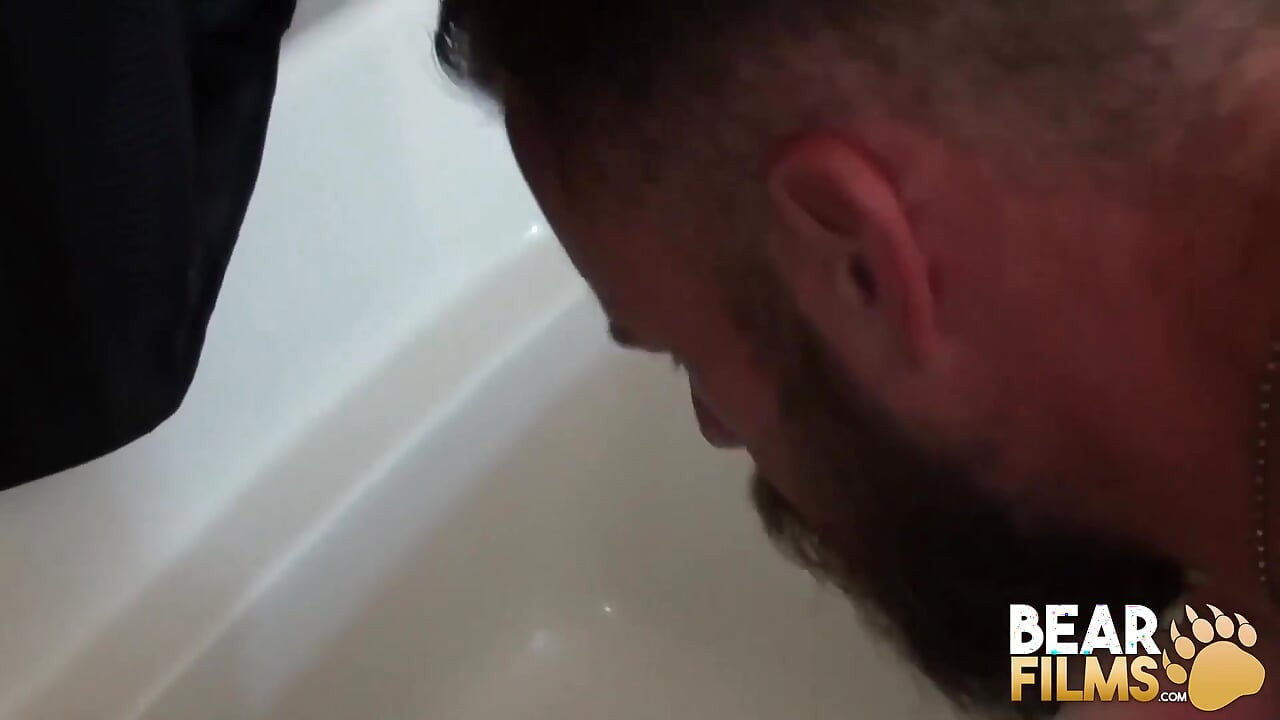 Bearfilms - Huge bear Aiden Storm raw breeds tiny Bone Flexx