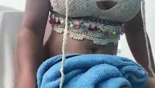 Aku lagi asik masukin memek bejatnya!