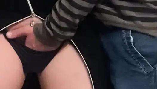 Hobi mesum di kereta bawah tanah yang ramai - fingering memek